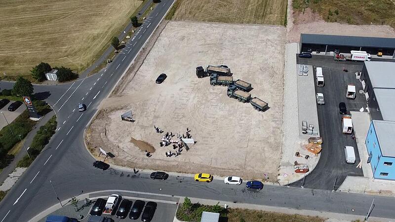 Der Bau kann beginnen: Das Grundstück für das Medizinische Versorgungszentrum liegt im Gewerbegebiet von Adelsdorf (links im Bild der Aldi-Markt). Der Bau kann beginnen: Das Grundstück für das Medizinische Versorgungszentrum liegt im Gewerbegebiet von Adelsdorf (links im Bild der Aldi-Markt).