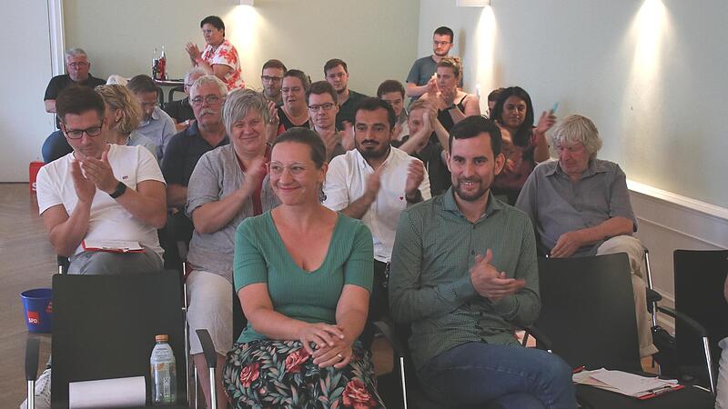 Die neue Doppelspitze steht fest: Eva Jutzler und Olaf Seifert (vorne) freuen sich, als das Ergebnis verk&uuml;ndet wird. Die Gegenkandidaten Petra Bierlein und Hayati Yilmaz (direkt dahinter) applaudieren.