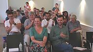 Die neue Doppelspitze steht fest: Eva Jutzler und Olaf Seifert (vorne) freuen sich, als das Ergebnis verkündet wird. Die Gegenkandidaten Petra Bierlein und Hayati Yilmaz (direkt dahinter) applaudieren.