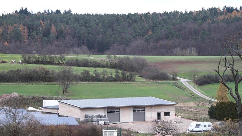 Blick auf das Gewerbegebiet „Großes Stück“, das im Vordergrund durch die Kreisstraße Kirchlauter-Neubrunn und den geplanten Radweg tangiert wird.
