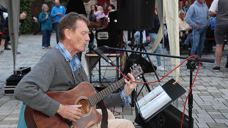 Der Hammelburger Mundart-Sänger Männix lockte mit seiner „Hämwärds-Tour“ zahlreiche Besucher zu seinem Auftritt im Rahmen der Hamulissimo-Konzerte. Der Hammelburger Mundart-Sänger Männix lockte mit seiner „Hämwärds-Tour“ zahlreiche Besucher zu seinem Auftritt im Rahmen der Hamulissimo-Konzerte.