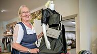 Christa Müller vom Trachtenhof Nübler in Bamberg kennt den Unterschied zwischen qualitativ hochwertigen Trachten und Billigware.