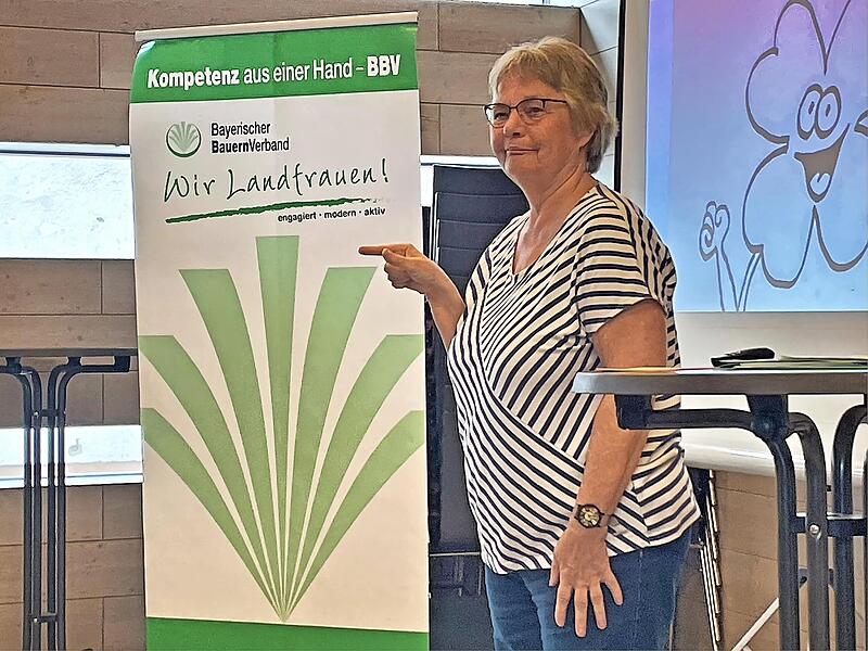 Auch bei ihrem Vortrag &bdquo;das Leben ist viel zu kurz f&uuml;r ein langes Gesicht&ldquo; brachte Ursula Lux die Ortsb&auml;uerinnen immer wieder zum Lachen.