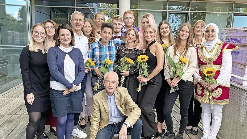 Die Absolventen der Berufsfachschule für Pflege zeigen sich auf der Außenterrasse des Klinikums mit Schulleiter Andreas Schneider (vorne) und Pädagogen. Die Absolventen der Berufsfachschule für Pflege zeigen sich auf der Außenterrasse des Klinikums mit Schulleiter Andreas Schneider (vorne) und Pädagogen.