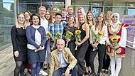 Die Absolventen der Berufsfachschule f&uuml;r Pflege zeigen sich auf der Au&szlig;enterrasse des Klinikums mit Schulleiter Andreas Schneider (vorne) und P&auml;dagogen.