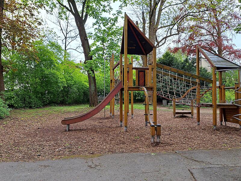 Die Bank am Spielplatz Schillerplatz ist zwar unscheinbar, hat aber Vorz&uuml;ge: Gleich ums Eck ist ein Biergarten und ein Spielplatz.