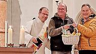 Unser Bild zeigt Diakon Manfred M&uuml;ller, Organist Harald Drescher und Kirchenpfleger Bernd H&uuml;fner bei der &Uuml;bergabe des Geschenkkorbs.