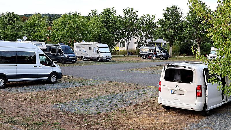 Was in der Regel gr&uuml;n ist, ist derzeit verdorrt. Insgesamt wird der Wohnmobilstellplatz in Ebern als &bdquo;ausreichend ausgestattet&ldquo; beschrieben.