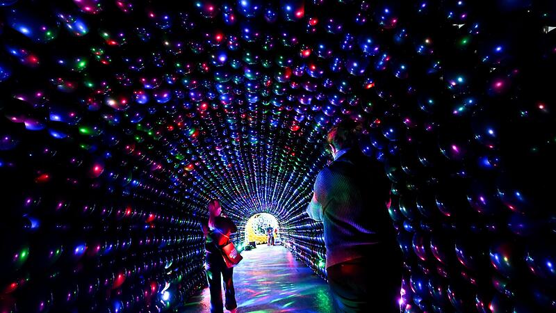 Aufbau der Ausstellung &laquo;Luftballonwelten&raquo;