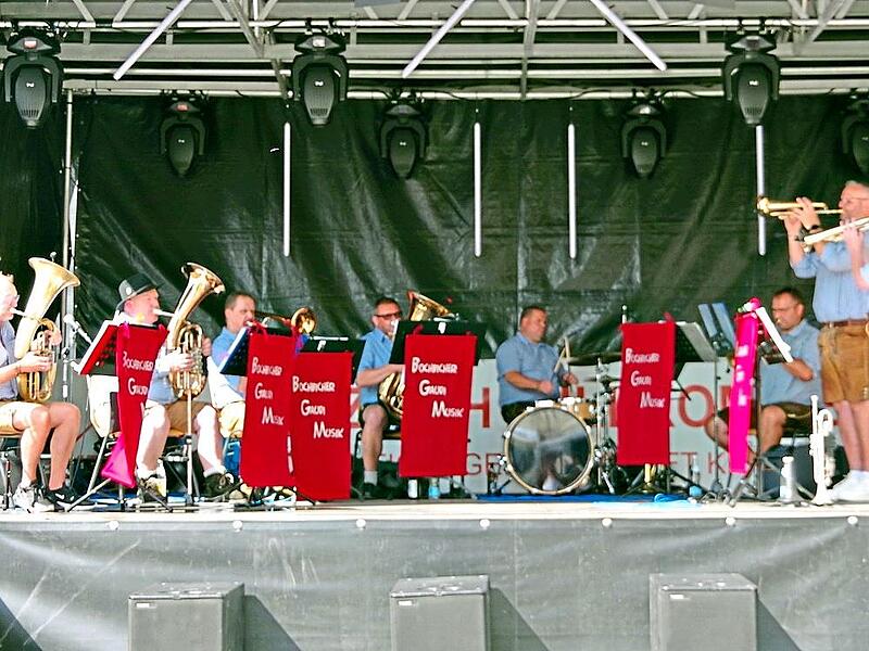 Die &bdquo;Bochbicher Gaudi Musik&ldquo; er&ouml;ffnete den Stadtfest-Samstag.