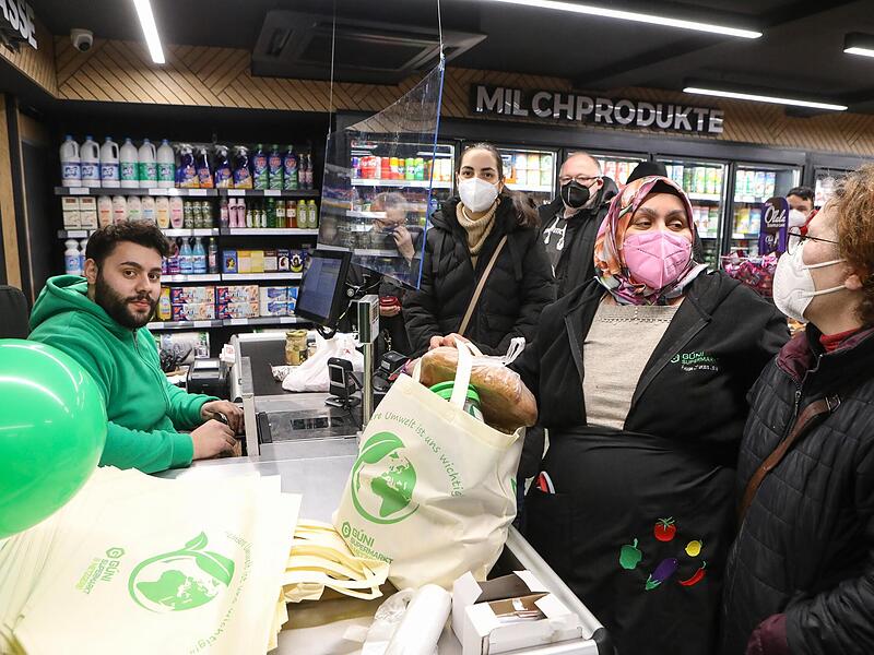 &bdquo;Das ist nicht nur ein t&uuml;rkischer Laden, sondern wir wollen ein Supermarkt f&uuml;r alle Forchheimer sein, so dass unsere Kunden reinkommen und vieles einkaufen k&ouml;nnen&ldquo;, sagt Mahsun Can G&uuml;nerhan.Forchheim & Fr&auml;nkische Schweiz