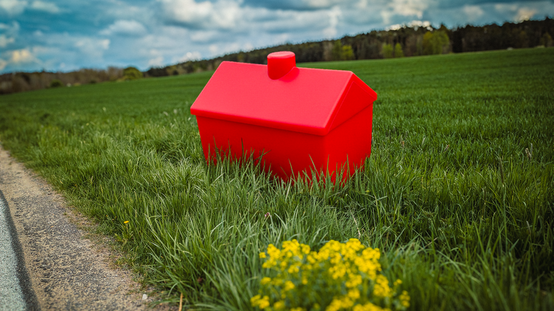 Wird auf diese Wiese zwischen Neuhaus und Heppst&auml;dt noch ein Hotel gesetzt? W&auml;hrend der CSU-Landtagsabgeordnete sich f&uuml;r das Projekt einsetzt, h&auml;lt sein gr&uuml;ner Kollege das Unterfangen f&uuml;r aussichtslos.