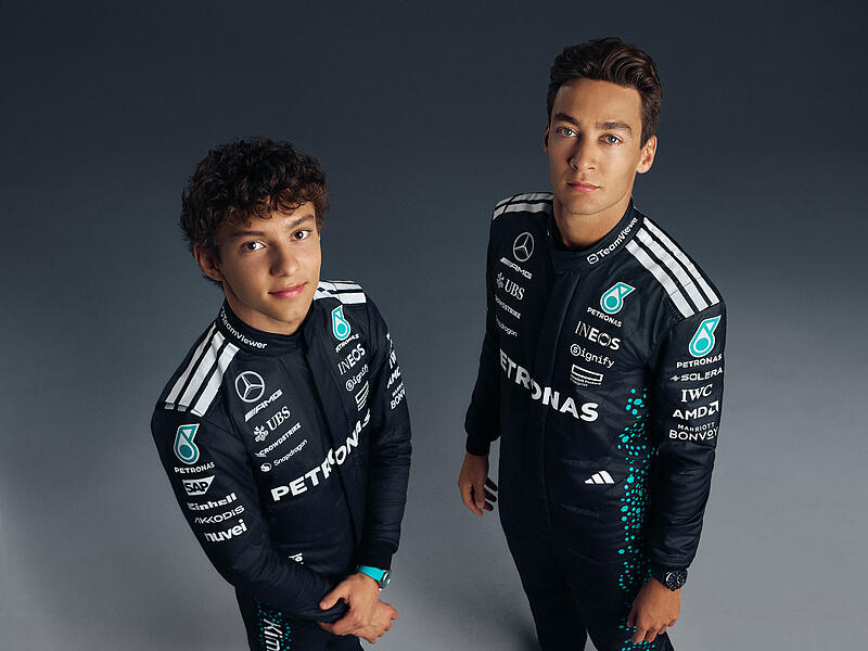 Seit dem Vorjahr mit den drei Streifen von Adidas unterwegs: Mercedes' Formel-1-Piloten Andrea Kimi Antonelli und George Russell.