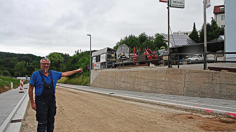 Andreas Heckel auf der nicht mehr vorhandenen Straße vor seinem Heizungs- und Sanitärbetrieb, zu dem es aktuell keine Zufahrt mehr gibt. Thomas Weichert Andreas Heckel auf der nicht mehr vorhandenen Straße vor seinem Heizungs- und Sanitärbetrieb, zu dem es aktuell keine Zufahrt mehr gibt. Thomas Weichert