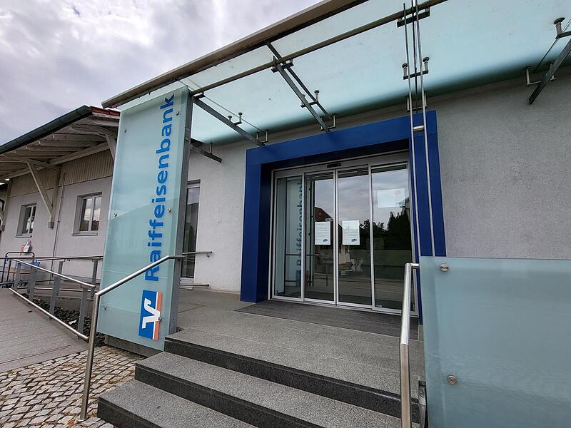 Die ehemalige Raiffeisenbankfiliale in Poppenlauer wird zum Tante-Enso-Mini-Supermarkt umgebaut. Die ehemalige Raiffeisenbankfiliale in Poppenlauer wird zum Tante-Enso-Mini-Supermarkt umgebaut.