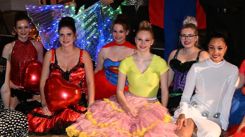 Prächtige Kostüme für den Fasching gibt’s zu sehen bei der Auftaktveranstaltung für den BRK-Ball am Rosenmontag in Bamberg.