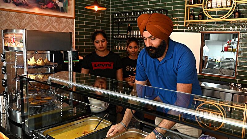 Ramandeep Singh (r.) und seine Frau Amandeep Kaur führen das „Bella Tandoori Express“ in der Bamberger Luitpoldstraße. Ramandeep Singh (r.) und seine Frau Amandeep Kaur führen das „Bella Tandoori Express“ in der Bamberger Luitpoldstraße.