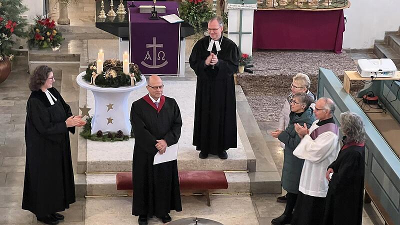 Beauftragungsgottesdienst in der Geröder Pfarrkirche mit Martin Hentschel (Mitte), dahinter Dekan Till Roth und links Pfarrerin Regina Schenk.