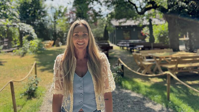 Verena Küspert von der Agentur act.3 freut sich mit dem Team über den Preis, welchen Die Höh' gewonnen hat.