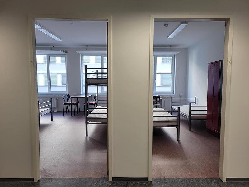 Die Erstaufnahmeeinrichtung in Erlangen startet im Oktober. Die Unterkunft bietet Zwei-, Vier- und Sechs-Bettzimmer.