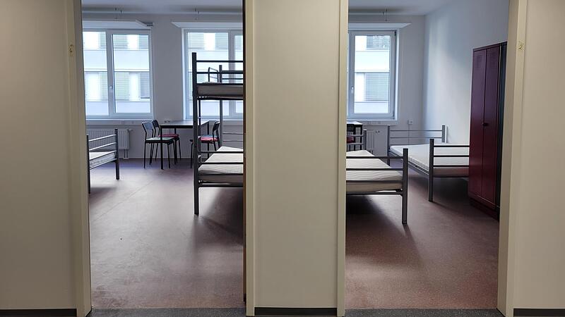 Die Erstaufnahmeeinrichtung in Erlangen startet im Oktober. Die Unterkunft bietet Zwei-, Vier- und Sechs-Bettzimmer.
