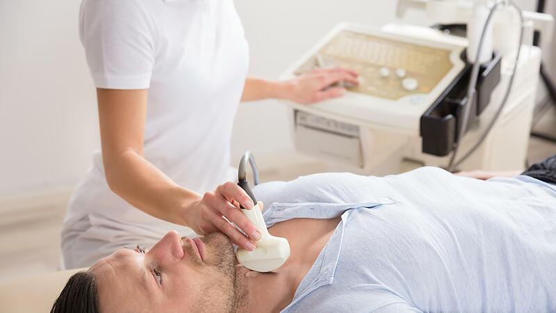 Zur Diagnose einer möglichen Schilddrüsen-Fehlfunktion kommt auch Ultraschall zum Einsatz.