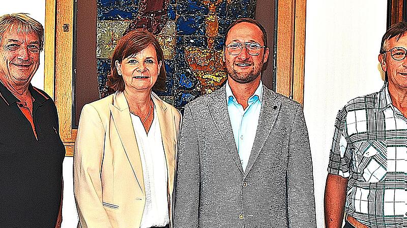 Der neue Vorstand des Zweckverbandes der Abwasserwirtschaft Kunstadt: (v.l.) Verbandsmitglied Günter Knorr, stellvertretende Vorsitzende Susanne Bock von Wülfingen, Zweckverbandsvorsitzender Stefan Deuerling und Verbandsmitglied Hans-Werner Schust... Der neue Vorstand des Zweckverbandes der Abwasserwirtschaft Kunstadt: (v.l.) Verbandsmitglied Günter Knorr, stellvertretende Vorsitzende Susanne Bock von Wülfingen, Zweckverbandsvorsitzender Stefan Deuerling und Verbandsmitglied Hans-Werner Schust...