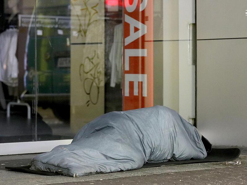 Gerade f&uuml;r Obdachlose wie auf dem Symbolbild sind die niedrigen Temperaturen eine Belastung.  Foto: Oliver Berg/dpa