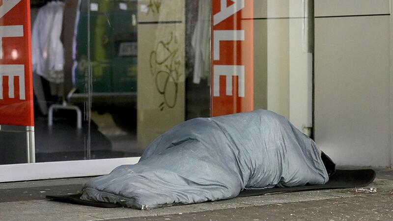 Gerade f&uuml;r Obdachlose wie auf dem Symbolbild sind die niedrigen Temperaturen eine Belastung.  Foto: Oliver Berg/dpa