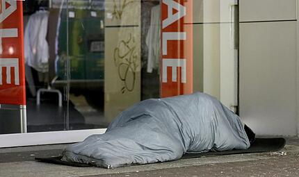 Gerade f&uuml;r Obdachlose wie auf dem Symbolbild sind die niedrigen Temperaturen eine Belastung.  Foto: Oliver Berg/dpa