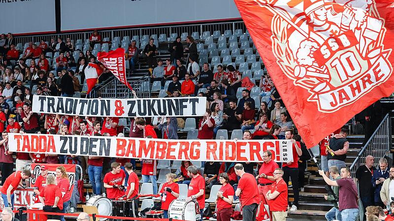 Zwei W&uuml;nsche &auml;u&szlig;erten die Bamberger Fans im vorletzten Heimspiel gegen Bonn auf diesem Plakat. Der erste wird wohl nicht in Erf&uuml;llung gehen, der weite schon eher.