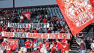 Zwei Wünsche äußerten die Bamberger Fans im vorletzten Heimspiel gegen Bonn auf diesem Plakat. Der erste wird wohl nicht in Erfüllung gehen, der weite schon eher.