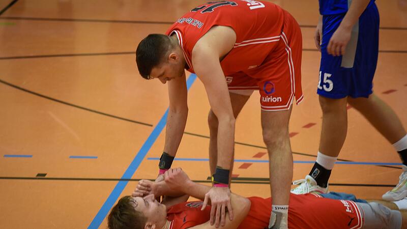 Alexander Engel &minus; hier in der Partie gegen Wolnzach &minus;  hilft seinem Kameraden Nico Winkler auf die Beine.Forchheim & Fr&auml;nkische Schweiz
