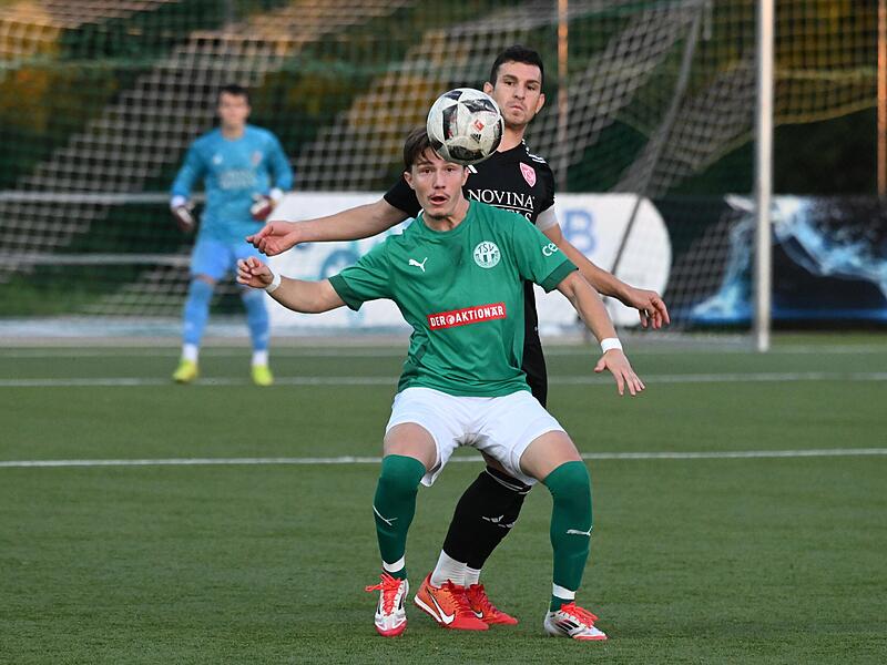 Erstes Spiel, erstes Tor: Marin Hrgota (vorne, hier gegen den Kornburger Andreas Schuster) feierte einen Traumeinstand im Trikot des TSV Neudrossenfeld.