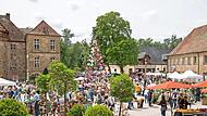 Musik und gutes Wetter, viele sch&ouml;ne Angebote f&uuml;r jeden Geschmack. Gartenfest auf Schloss Eyrichshof.