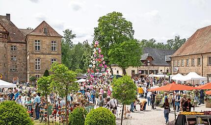 Musik und gutes Wetter, viele schöne Angebote für jeden Geschmack. Gartenfest auf Schloss Eyrichshof. Musik und gutes Wetter, viele schöne Angebote für jeden Geschmack. Gartenfest auf Schloss Eyrichshof.