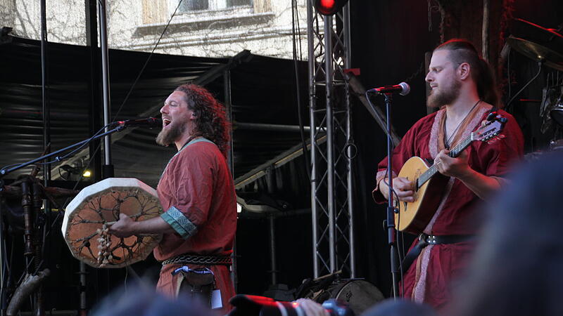 Das Duo Ragnar&ouml;k beim Auftaktkonzert des Schlosshoffestivals in H&ouml;chstadt am Freitag, 7. August.