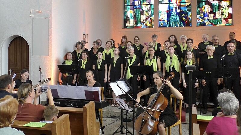 Der Chor in Aktion mit Begleitmusikern und Chorleiterin Sina Schmidt-Mustafa am Cello. Der Chor in Aktion mit Begleitmusikern und Chorleiterin Sina Schmidt-Mustafa am Cello.