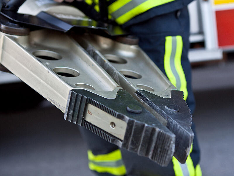 Dieses Vergleichsfoto zeigt einen Rettungsspreizer der Feuerwehr. Damit können Verletzte aus Unfallautos gerettet werden. Dieses Vergleichsfoto zeigt einen Rettungsspreizer der Feuerwehr. Damit können Verletzte aus Unfallautos gerettet werden.