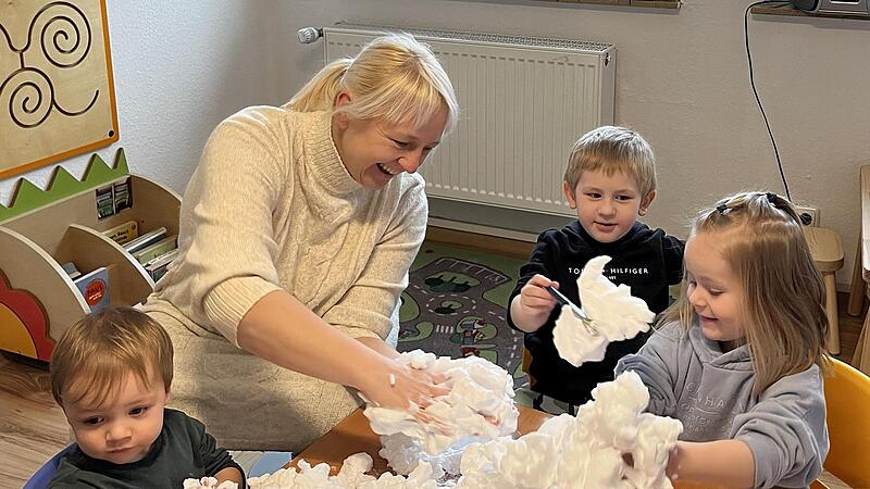 Nicole Müller ist Erzieherin mit Leib und Seele. Neben ihrer bereits bestehenden Mini-Kita plant sie den Neubau einer großen Betreuungseinrichtung in eigener Trägerschaft und Kulmbachs ersten Waldkindergarten. Nicole Müller ist Erzieherin mit Leib und Seele. Neben ihrer bereits bestehenden Mini-Kita plant sie den Neubau einer großen Betreuungseinrichtung in eigener Trägerschaft und Kulmbachs ersten Waldkindergarten.