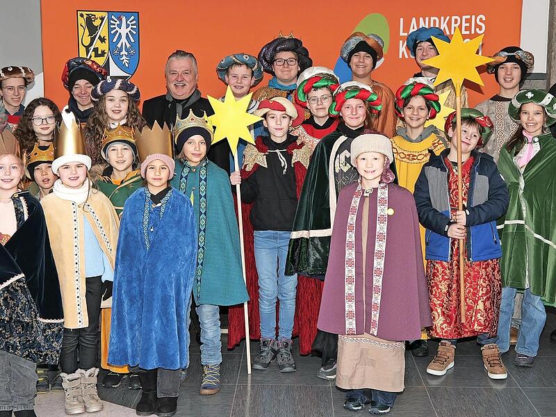 Die Sternsinger und ihr Begleiter im Landratsamt.