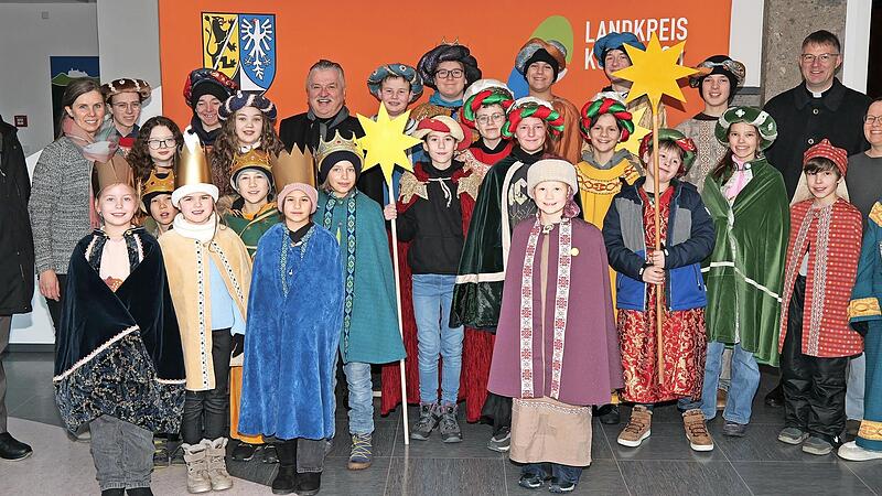 Die Sternsinger und ihr Begleiter im Landratsamt. Die Sternsinger und ihr Begleiter im Landratsamt.