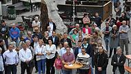 Stadträte und Polit-Prominenz betrachten die Skulptur „Mutter der Stadt“.