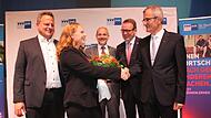 Mit der Note Eins hat Laura Ustitsch aus Mainroth ihre Lehre zur Kauffrau für Büromanagement abgeschlossen. Zu diesem erstklassigen Ergebnis gratulierte ihr Harry Weiß (rechts), Vorsitzender des IHK-Gremiums Kulmbach. Auch (von links) Ingo Lehmann...