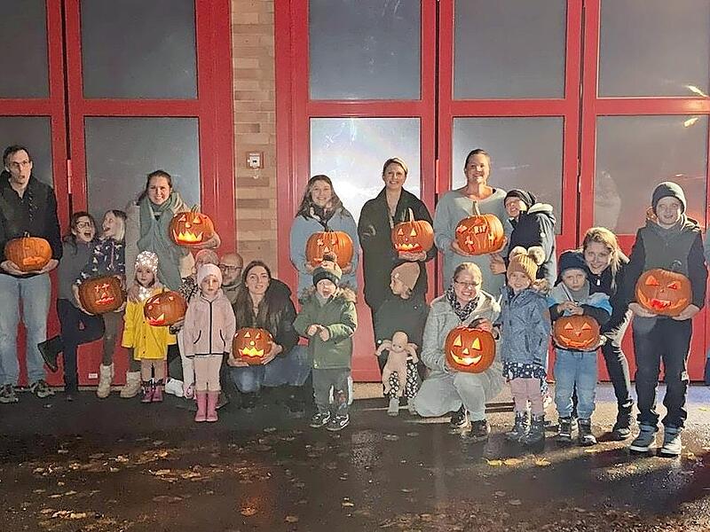 Vor dem Feuerwehr- und Gemeindehaus wurden die Ergebnisse präsentiert. Vor dem Feuerwehr- und Gemeindehaus wurden die Ergebnisse präsentiert.