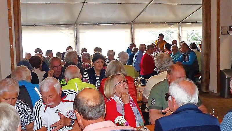 Die Winzerhütte war bis auf den letzten Platz gefüllt. Die Winzerhütte war bis auf den letzten Platz gefüllt.