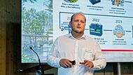 Dr. Andy Fiedler, Director Development SIB beim Batteriehersteller Moll l&auml;sst auf der Cleantech Innovation Summit 2026 die Bombe platze: Moll er&ouml;ffnet Europas erste NIB-Gigawatt-Factory in Lichtenfels.