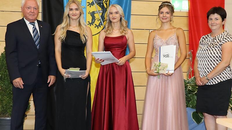 Mit der Traumnote von 1,0 wurden (v. li.) Adalina Fedorov, Linda Fedorov, und Celina Stammberger als Schulbeste ausgezeichnet. Mit im Bild: stellvertretender Landrat Helmut Fischer und Rektorin Monika Geiger