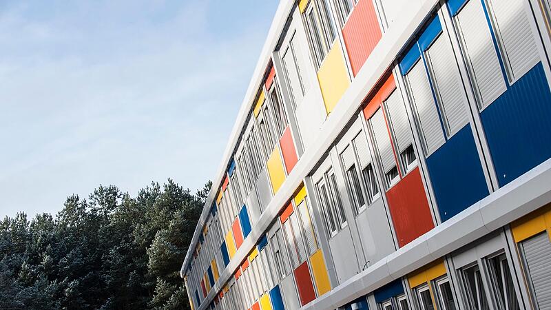 Blauer Himmel rahmte auf diesem Bild in Berlin Container f&uuml;r Fl&uuml;chtlinge ein.  Nach zehn Jahren soll die Unterkunft nun Ende Juni geschlossen werden.  Die FDP m&ouml;chte den Fl&uuml;chtlingsstrom begrenzen, dazu m&ouml;chte sie &auml;hnlich radikal vorgehen  wie Gro...