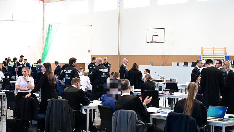 Ein Blick in die John F. Kennedy-Sporthalle mit Basketballkörben und Sprossenwänden.